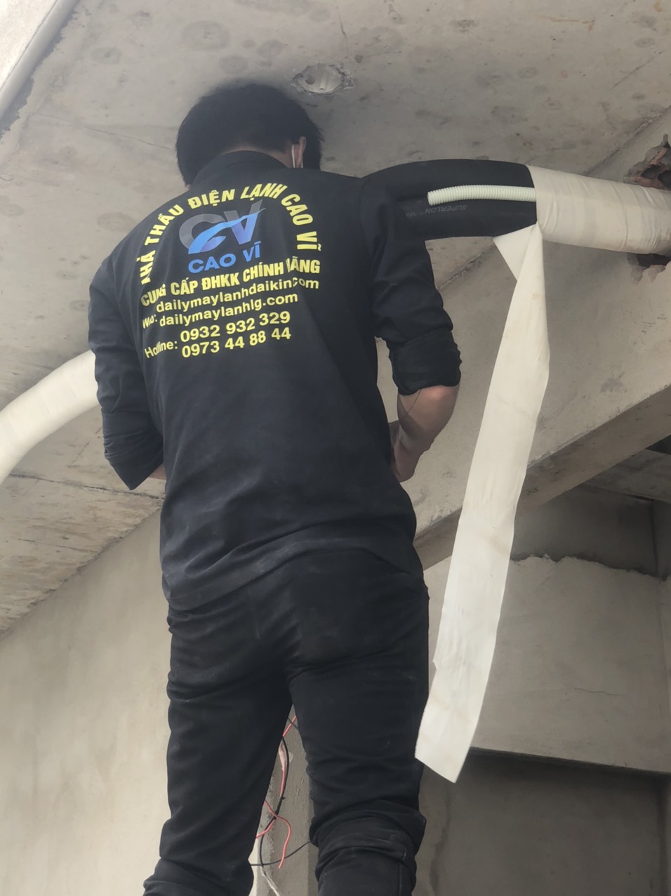 Thi công chuyên nghiệp: Kỹ thuật viên nhiều năm kinh nghiệm, đảm bảo thi công thẩm mỹ, đúng kỹ thuật, không ảnh hưởng kết cấu trần nhà. #1 Đại lý bán máy lạnh âm trần tại quận Tân Bình TP.HCM