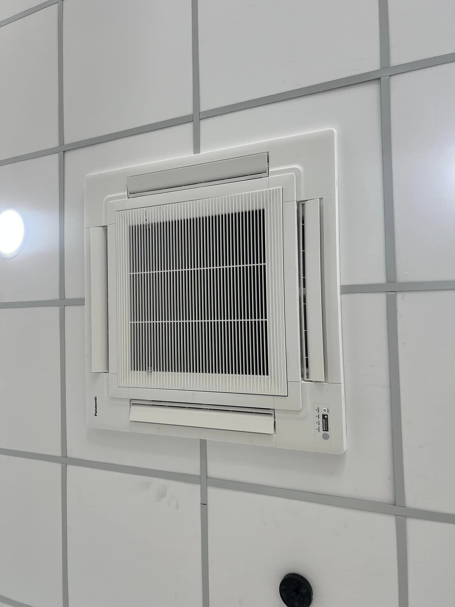  Khoan đục chính xác, dùng keo trét kín để tránh thấm nước, nghiêng ống thoát nước đúng kỹ thuật để đảm bảo không rò rỉ.#1 Nhà thầu chuyên cung cấp lắp đặt máy lạnh Thủ Dầu Một - Bình Dương