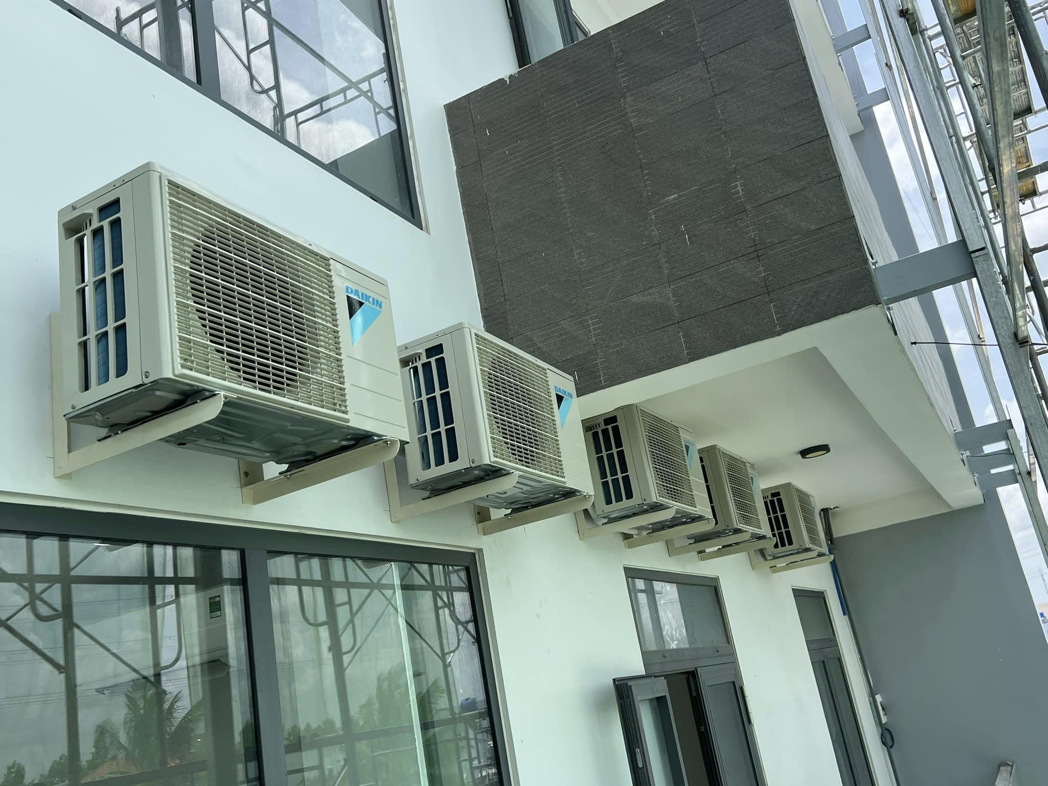 Chúng tôi cam kết mang đến giải pháp làm mát hiệu quả nhất cho không gian của bạn, đảm bảo sự thoải mái và tiết kiệm năng lượng. #1 Thi Công Lắp Đặt Máy Lạnh Quận 11 TpHCM
