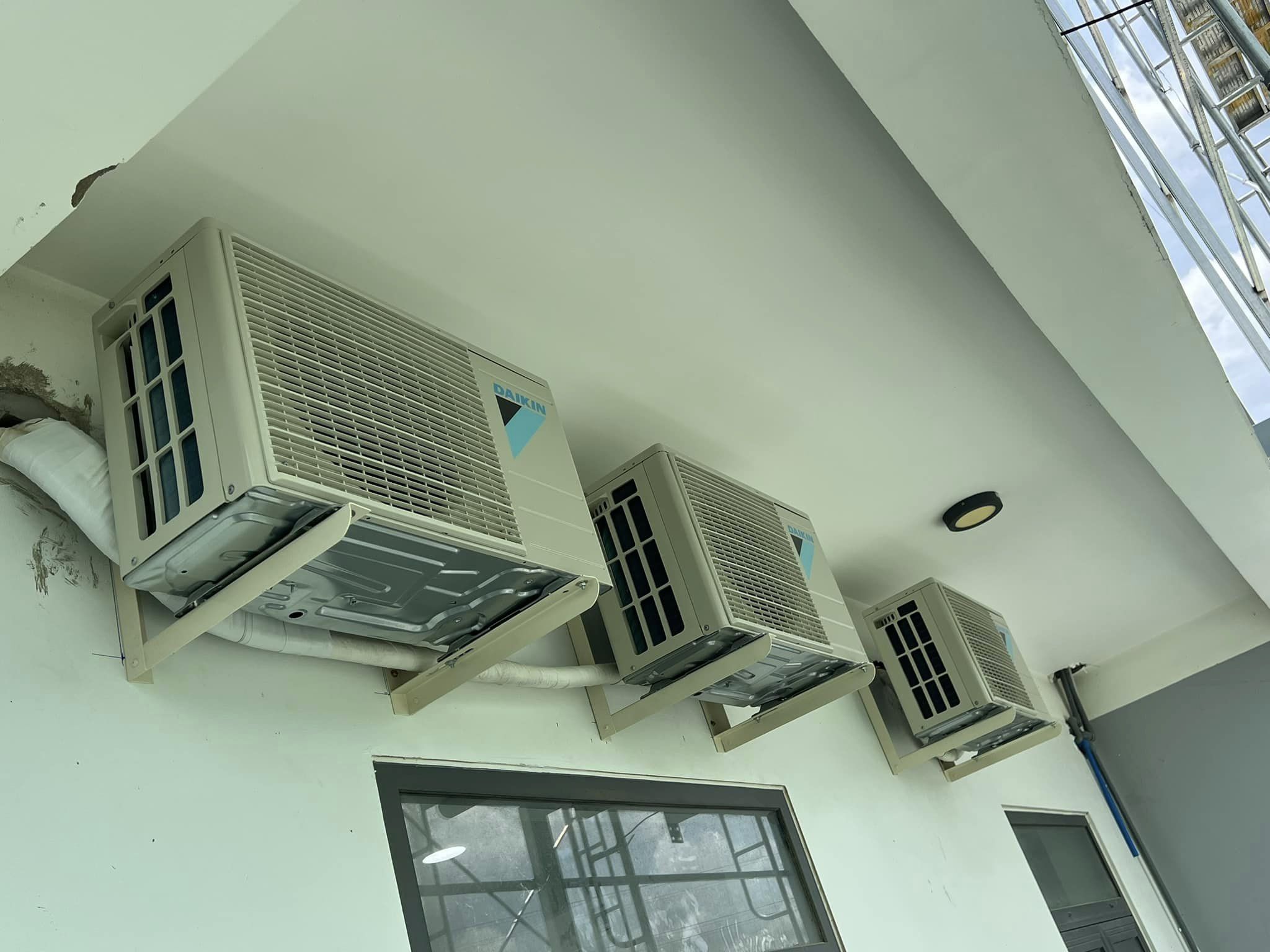 Lắp đặt máy lạnh mới: Hỗ trợ lắp đặt tất cả các loại máy lạnh dân dụng và thương mại. #1 Thi Công Lắp Đặt Máy Lạnh Quận 3 TpHCM – Nhanh Chóng, Giá Tốt, Uy Tín