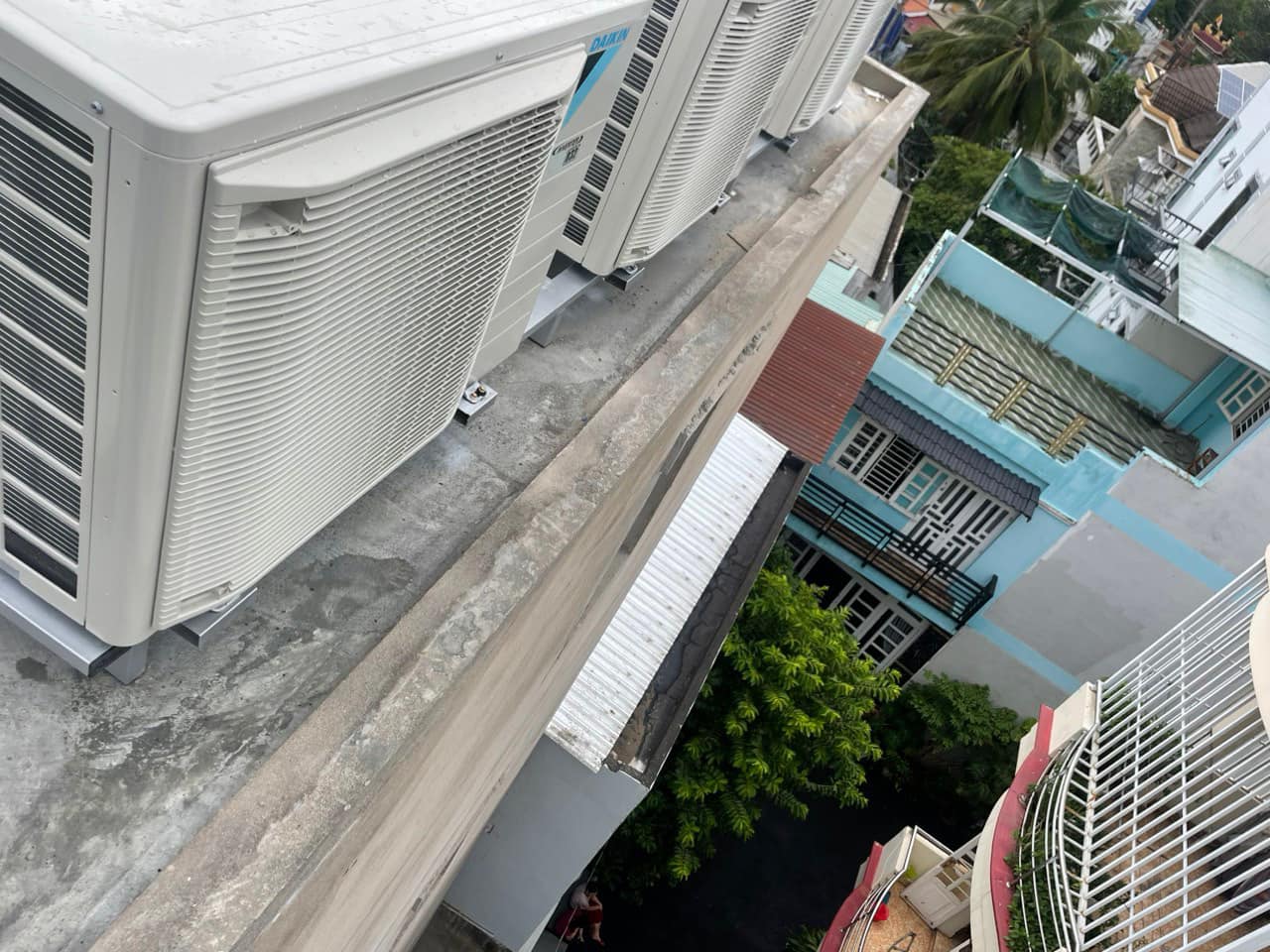 Sau khi lắp đặt xong, kỹ thuật viên sẽ kiểm tra lại toàn bộ hệ thống và cho máy chạy thử để đảm bảo máy hoạt động ổn định, đúng chức năng.#1 Thi Công Máy Lạnh Chuyên Nghiệp Cẩm Mỹ Đồng Nai