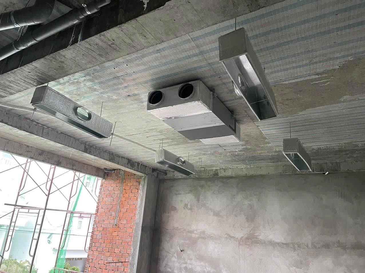 Kiểm tra lượng gas trong hệ thống và nạp bổ sung nếu thiếu, đảm bảo đúng áp suất tiêu chuẩn của nhà sản xuất.#1 Lắp Máy Lạnh Uy Tín Tại Quận 10 HCM